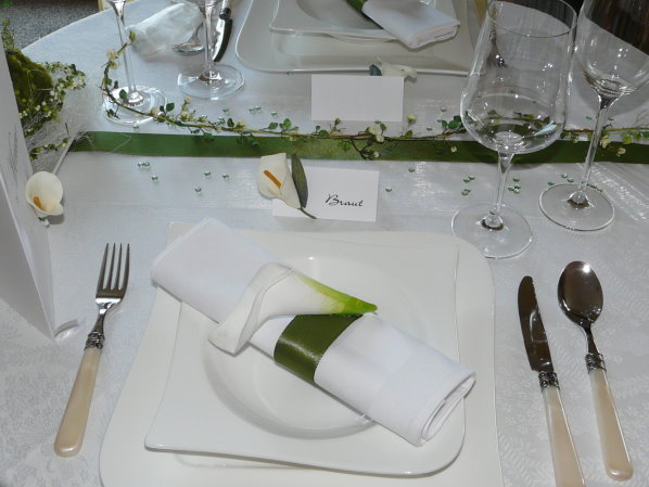 Mustertisch 6 in GRÜN mit einer Calla. Tischdeko-online hat die Tischkarten, Tischbänder und Tipps für Tischdeko zur Hochzeit, Kommunion oder Konfirmation